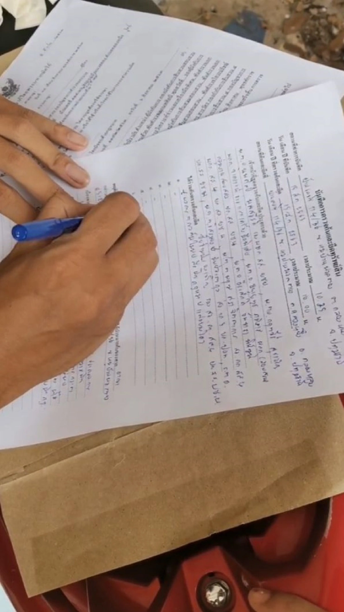 ตร.ค้นบ้านพัก "กลุ่มเพนกวิน" ไม่พบสิ่งผิดกฎหมาย