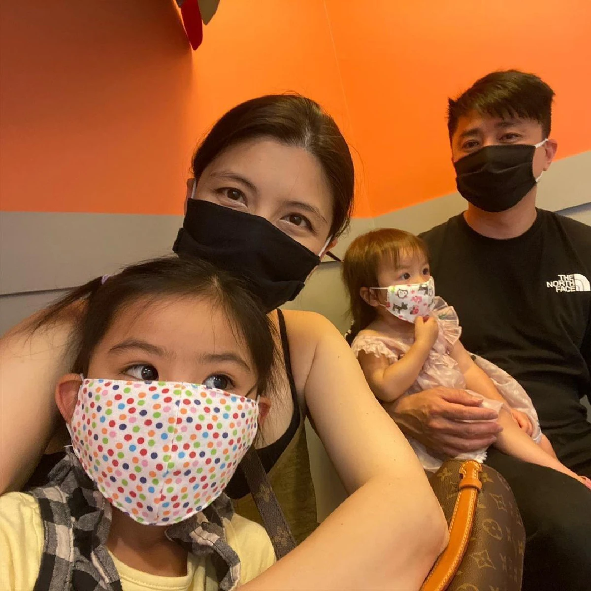 คุณพ่อลูกสามมือโปร! อั๋น ศราวุธ โอบกอด น้องเอมิลี่ หลับปุ๋ยแนบอก (คลิป)