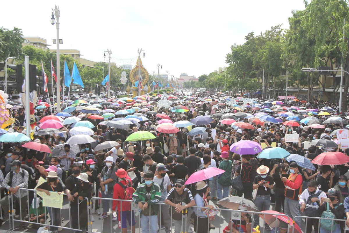 "เพนกวิน"ร่วมม็อบปลดแอก ด้านกลุ่มอาชีวะฯประกาศยุติชุมนุมแล้ว