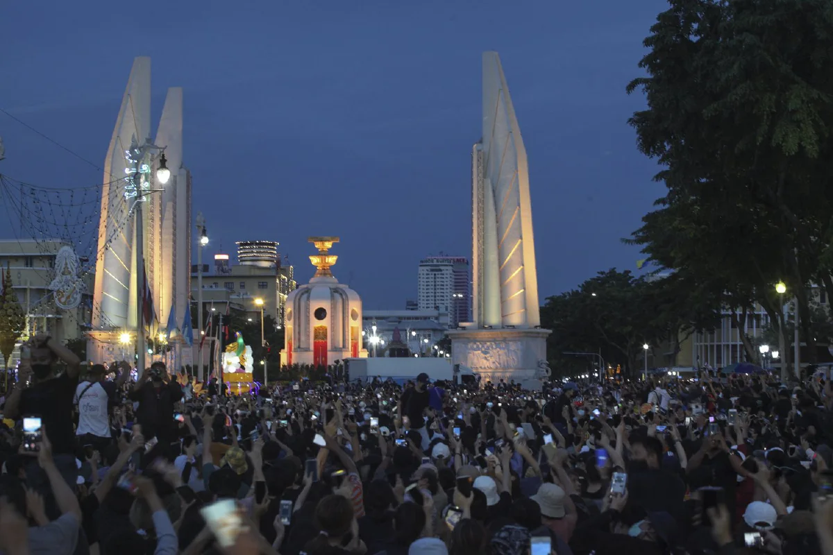 ชุมนุมใหญ่ "ประชาชนปลดแอก" ช่วงค่ำแน่น ย้ำ 3 ข้อเรียกร้อง 2 จุดยืน