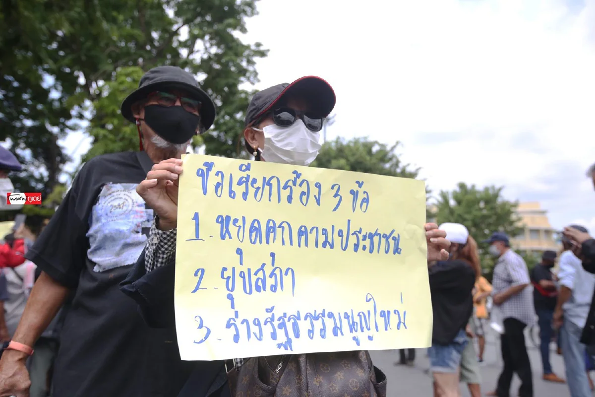 ม็อบประชาชนปลดแอกคึก! คนร่วมชุมนุมแน่นรอแกนนำปราศรัย