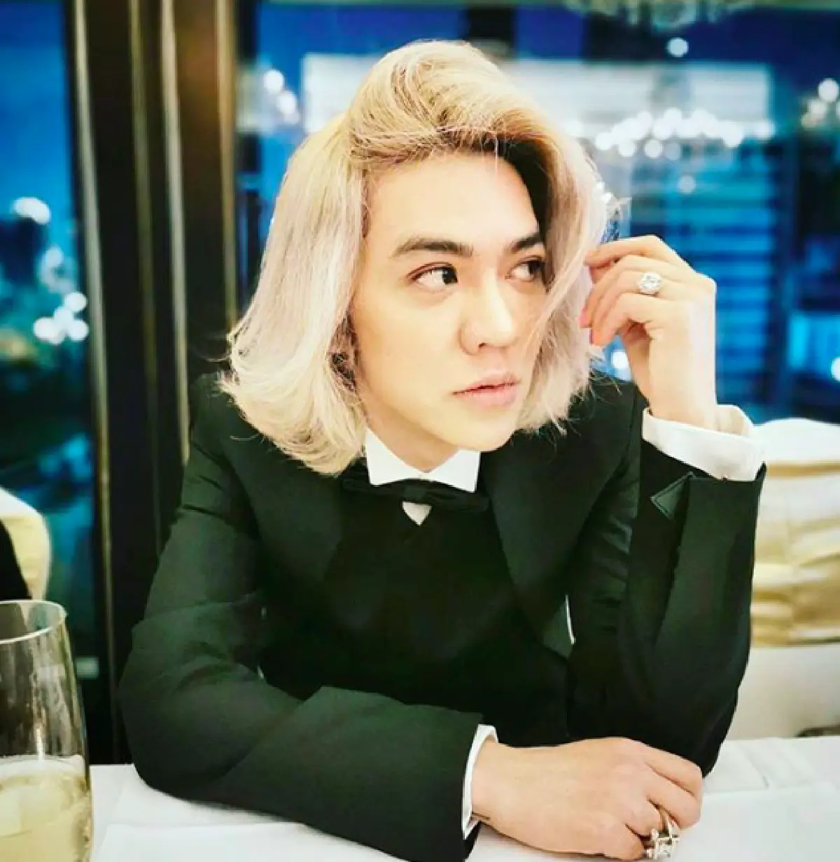 “ดัง พันกร” กับแฟชั่นไปทำบุญที่วัด พร้อมโชว์อินเนอร์เป็นแม่ค้าขายลอตเตอรี่ริมทาง