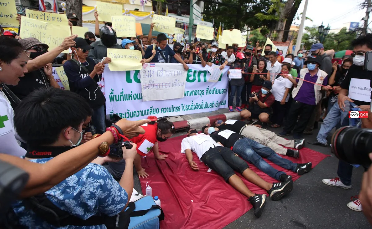 ม็อบประชาชนปลดแอกคึก! คนร่วมชุมนุมแน่นรอแกนนำปราศรัย