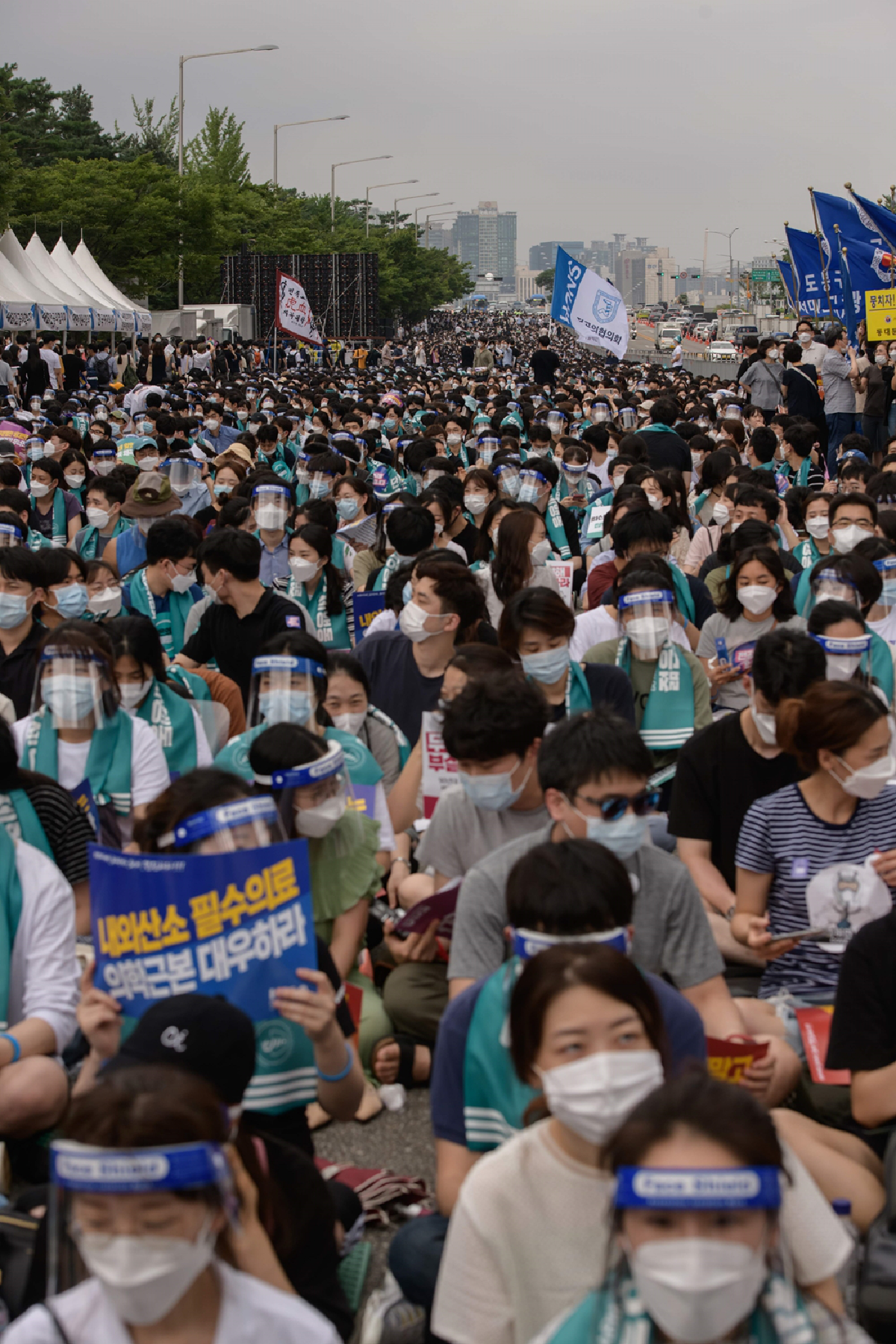 เกาหลีนับหมื่นไม่สนโรคแห่ประท้วงไล่ประธานาธิบดี