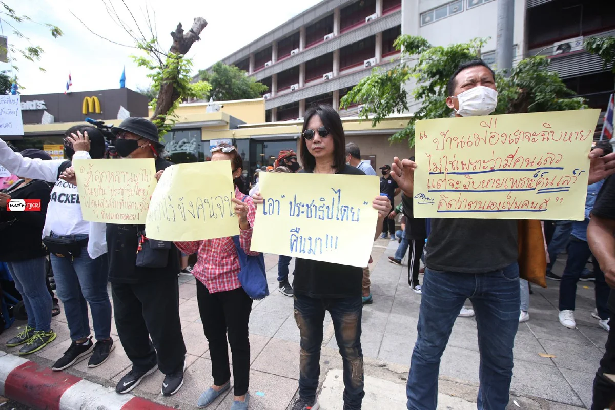 ม็อบประชาชนปลดแอกคึก! คนร่วมชุมนุมแน่นรอแกนนำปราศรัย