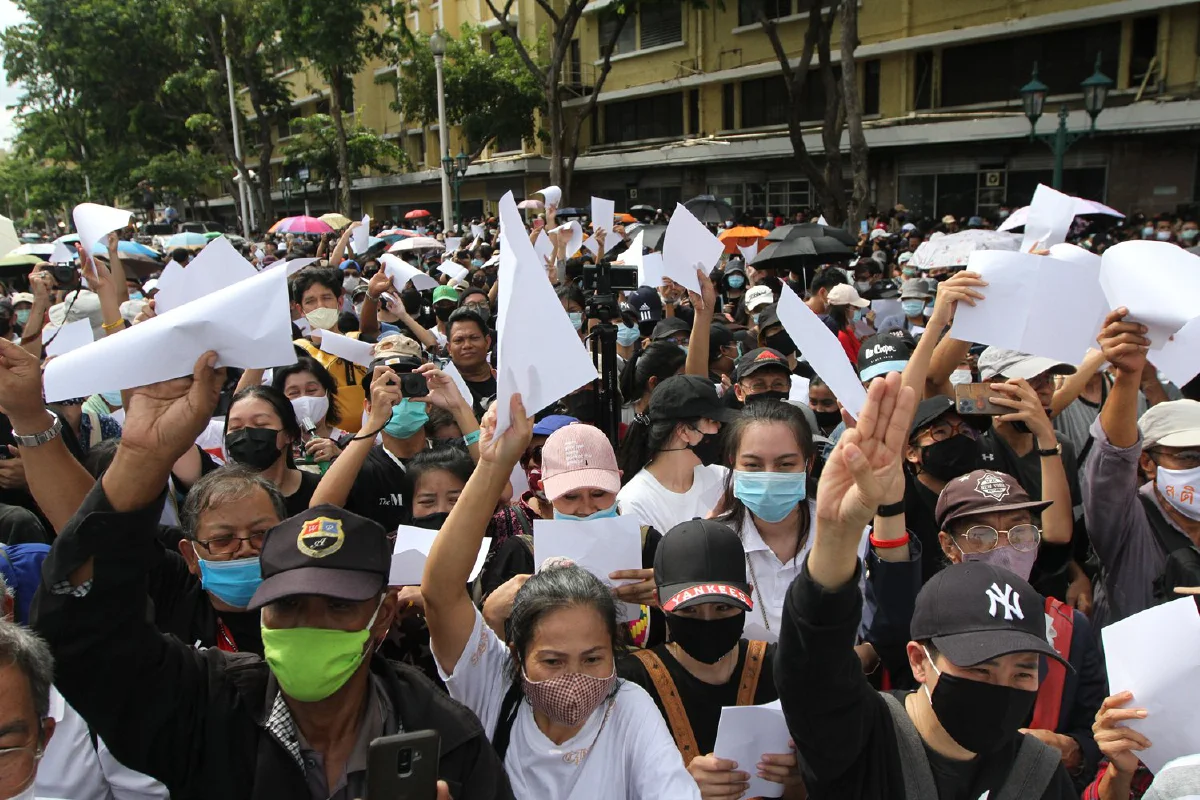 "เพนกวิน"ร่วมม็อบปลดแอก ด้านกลุ่มอาชีวะฯประกาศยุติชุมนุมแล้ว