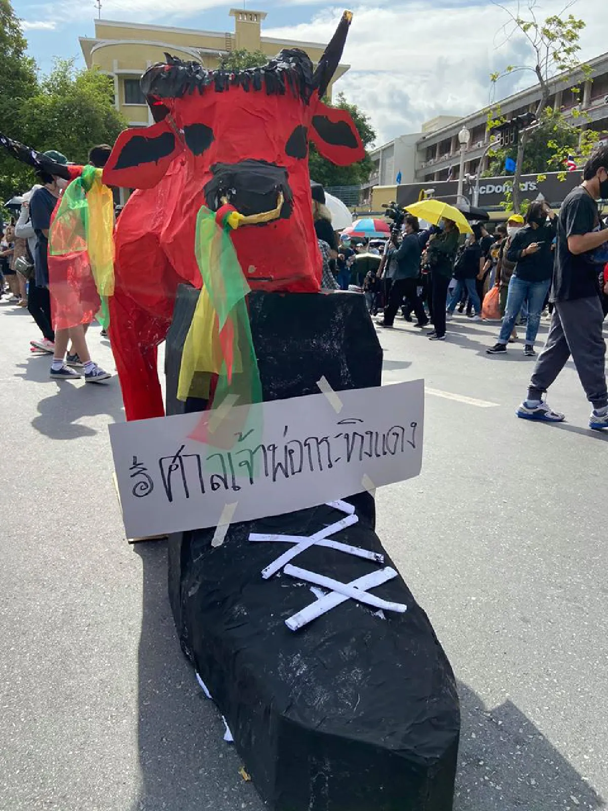 "เพนกวิน"ร่วมม็อบปลดแอก ด้านกลุ่มอาชีวะฯประกาศยุติชุมนุมแล้ว