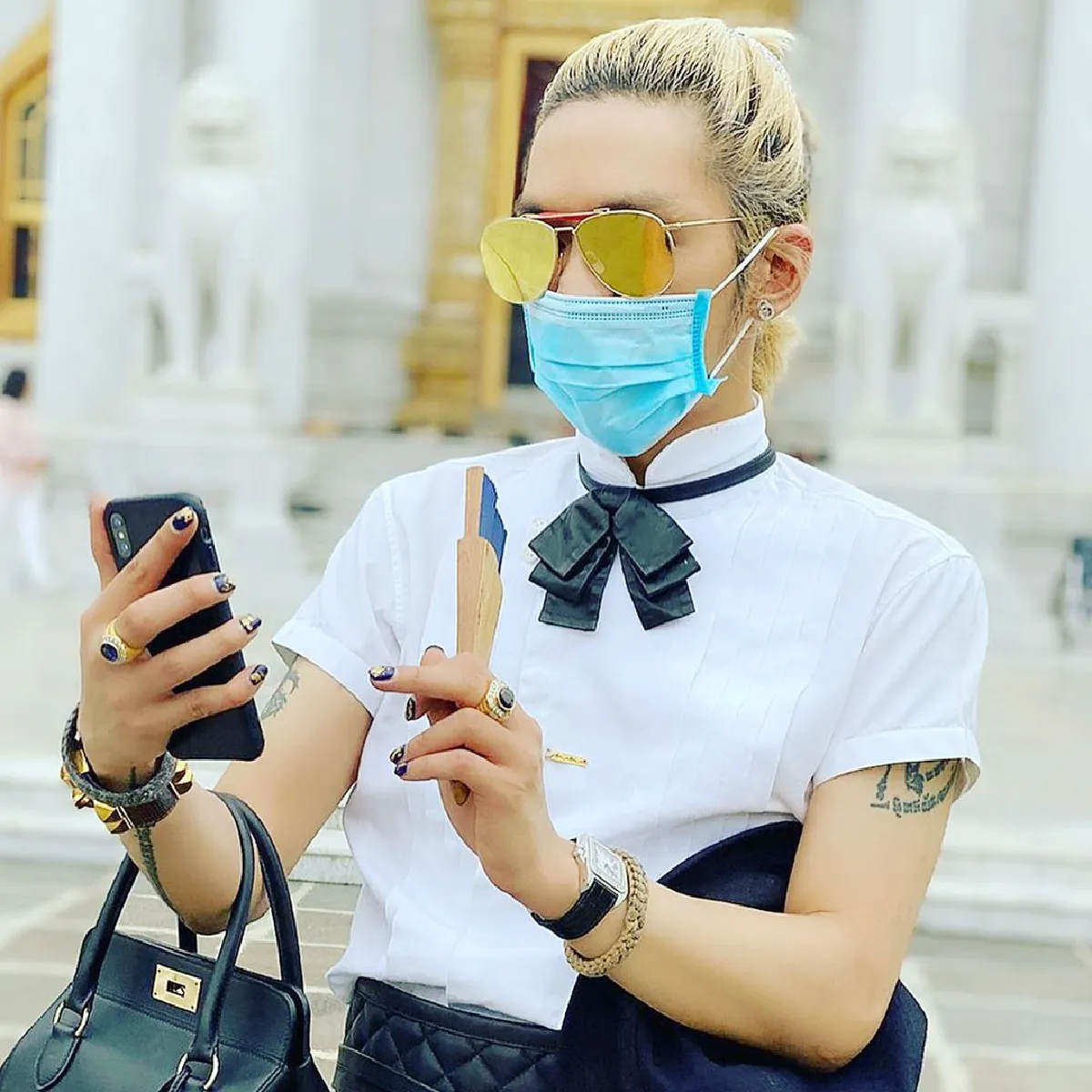 “ดัง พันกร” กับแฟชั่นไปทำบุญที่วัด พร้อมโชว์อินเนอร์เป็นแม่ค้าขายลอตเตอรี่ริมทาง