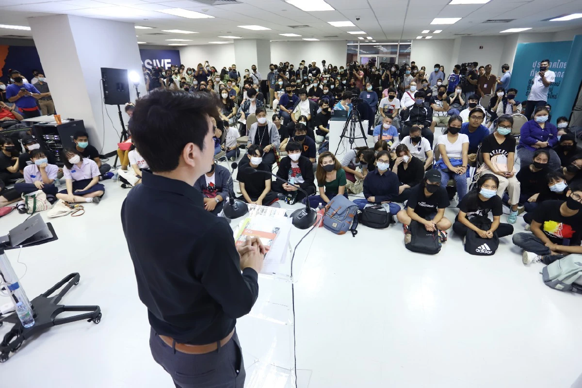 "ปิยบุตร"ชี้ม็อบนศ.ไปเร็วมากจนคาดไม่ถึงมีความเร่าร้อนอยากเปลี่ยน