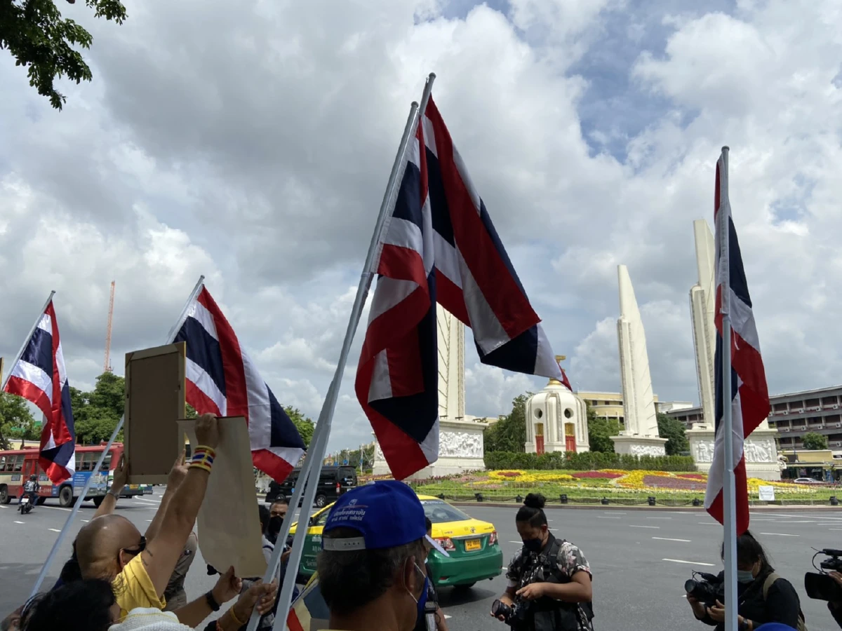 มาตามนัด! "กลุ่มศอปส."ทยอยชุมนุมอนุสาวรีย์ประชาธิปไตย รอสังเกตการณ์"ม็อบปลดแอก"