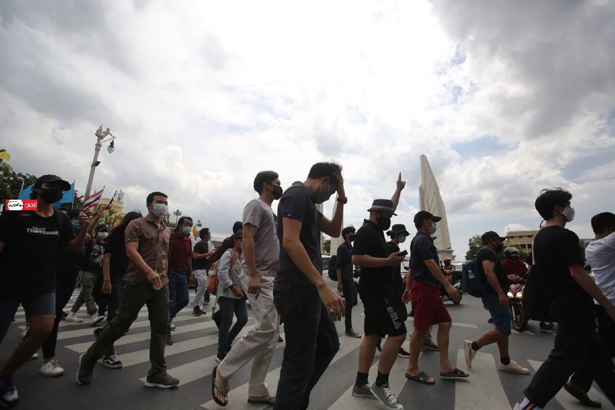 ม็อบประชาชนปลดแอกคึก! คนร่วมชุมนุมแน่นรอแกนนำปราศรัย