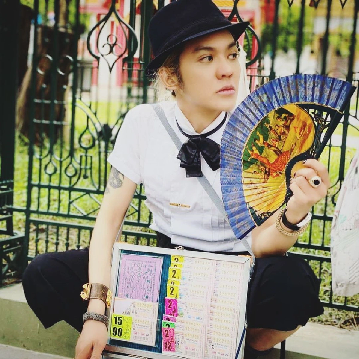 “ดัง พันกร” กับแฟชั่นไปทำบุญที่วัด พร้อมโชว์อินเนอร์เป็นแม่ค้าขายลอตเตอรี่ริมทาง