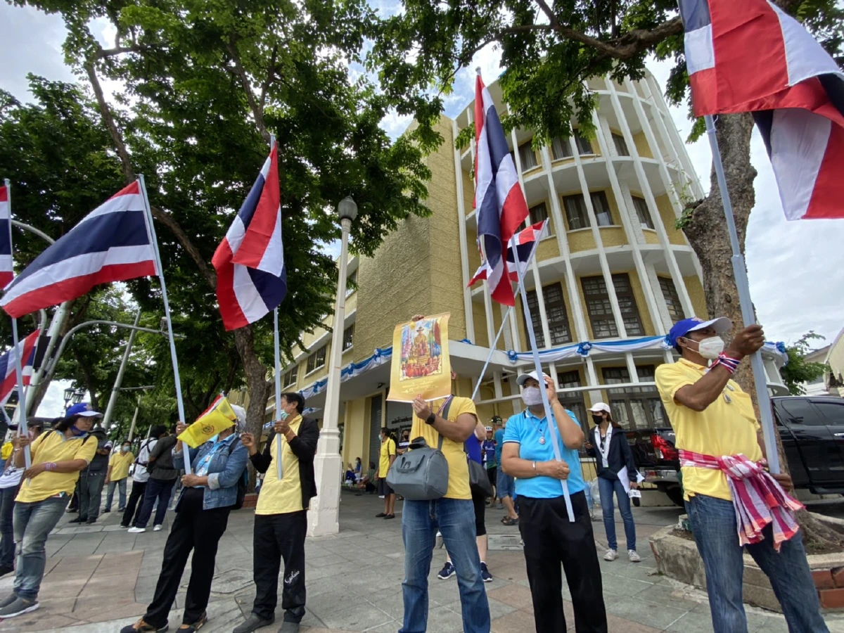 มาตามนัด! "กลุ่มศอปส."ทยอยชุมนุมอนุสาวรีย์ประชาธิปไตย รอสังเกตการณ์"ม็อบปลดแอก"