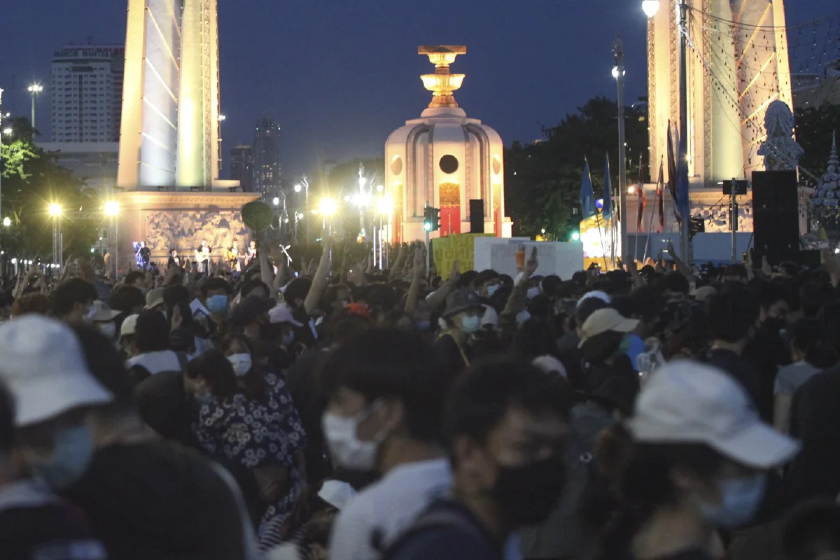 ชุมนุมใหญ่ "ประชาชนปลดแอก" ช่วงค่ำแน่น ย้ำ 3 ข้อเรียกร้อง 2 จุดยืน