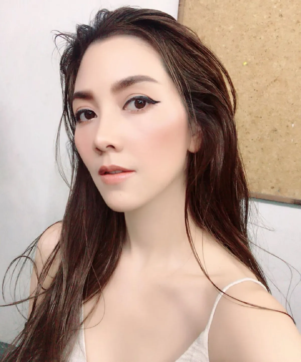 “วุ้นเส้น” โชว์เผ็ดนุ่งบิกินี่สีขาวตัวจิ๋ว อวดผิวขาวออร่าอันนวลเนียน