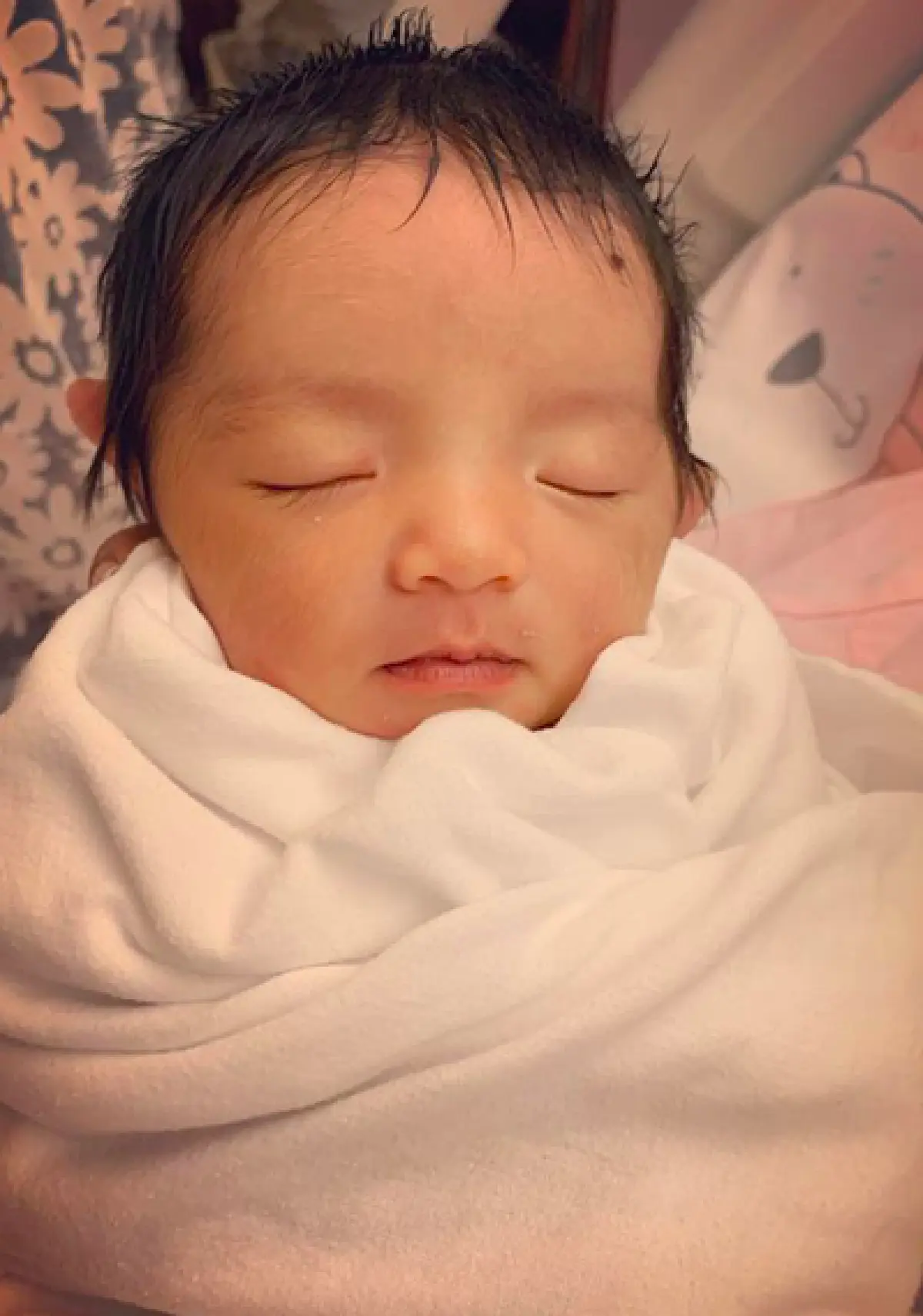 ส่องภาพ "น้องเวทย์มน" ลูกสาว “ใบเตย-ดีเจแมน” น่ารักน่าชังมากๆ 