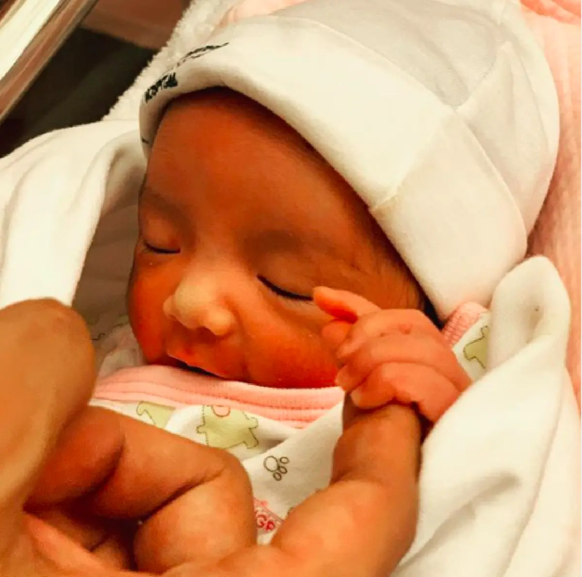 ส่องภาพ "น้องเวทย์มน" ลูกสาว “ใบเตย-ดีเจแมน” น่ารักน่าชังมากๆ 