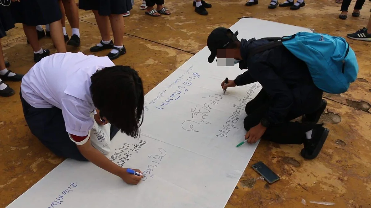 นร.ขอนแก่นชุมนุมติดโบว์ขาว จี้ให้เสรีภาพนักเรียนแสดงออกโดยไม่มีการคุกคาม