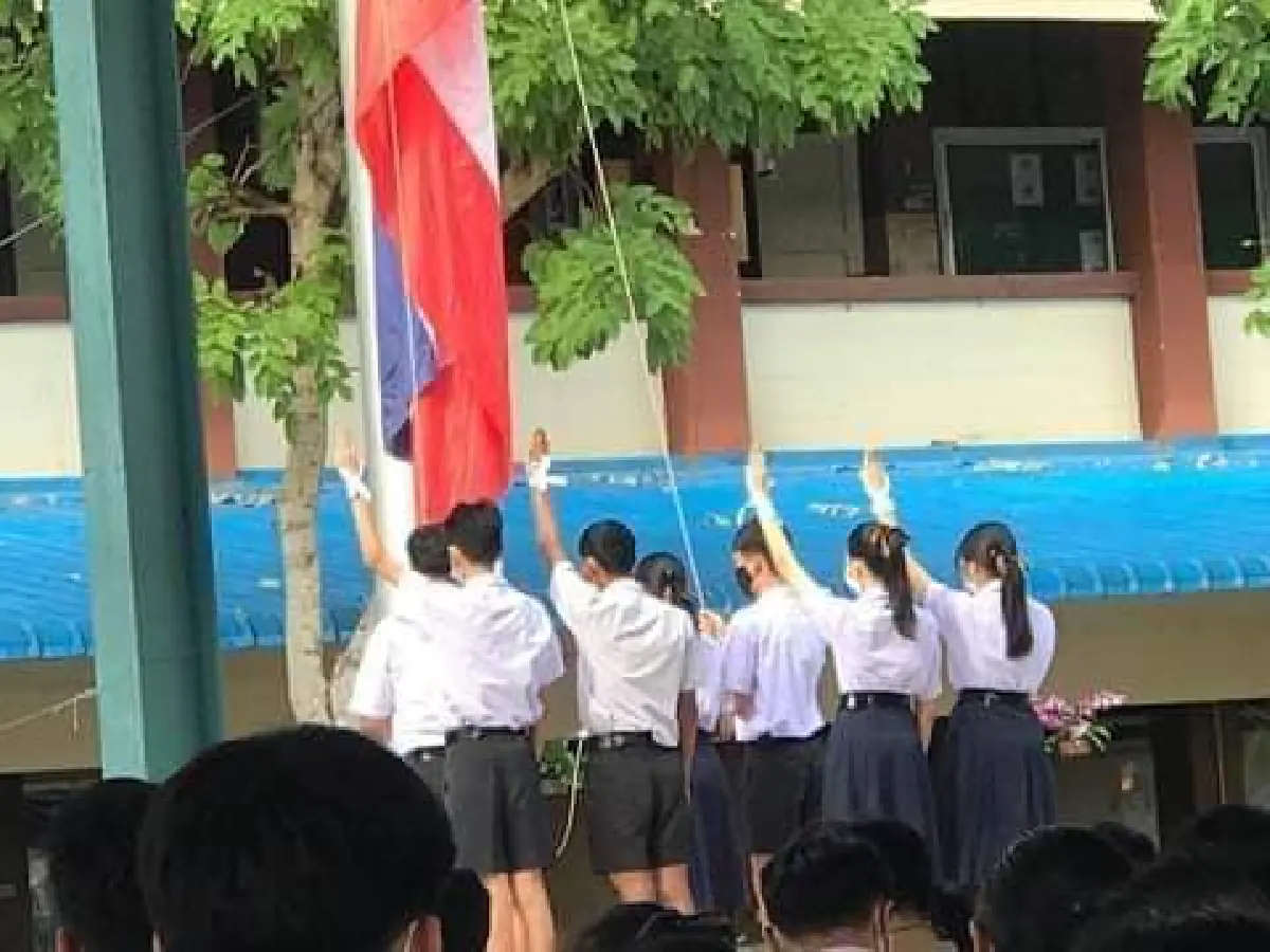นักเรียนร่วมชู3นิ้วร้องเพลงชาติ ผูกโบว์ขาว "ไม่เอาเผด็จการ"