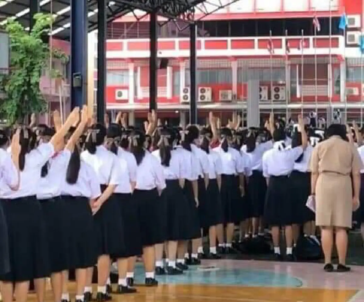 นักเรียนร่วมชู3นิ้วร้องเพลงชาติ ผูกโบว์ขาว "ไม่เอาเผด็จการ"