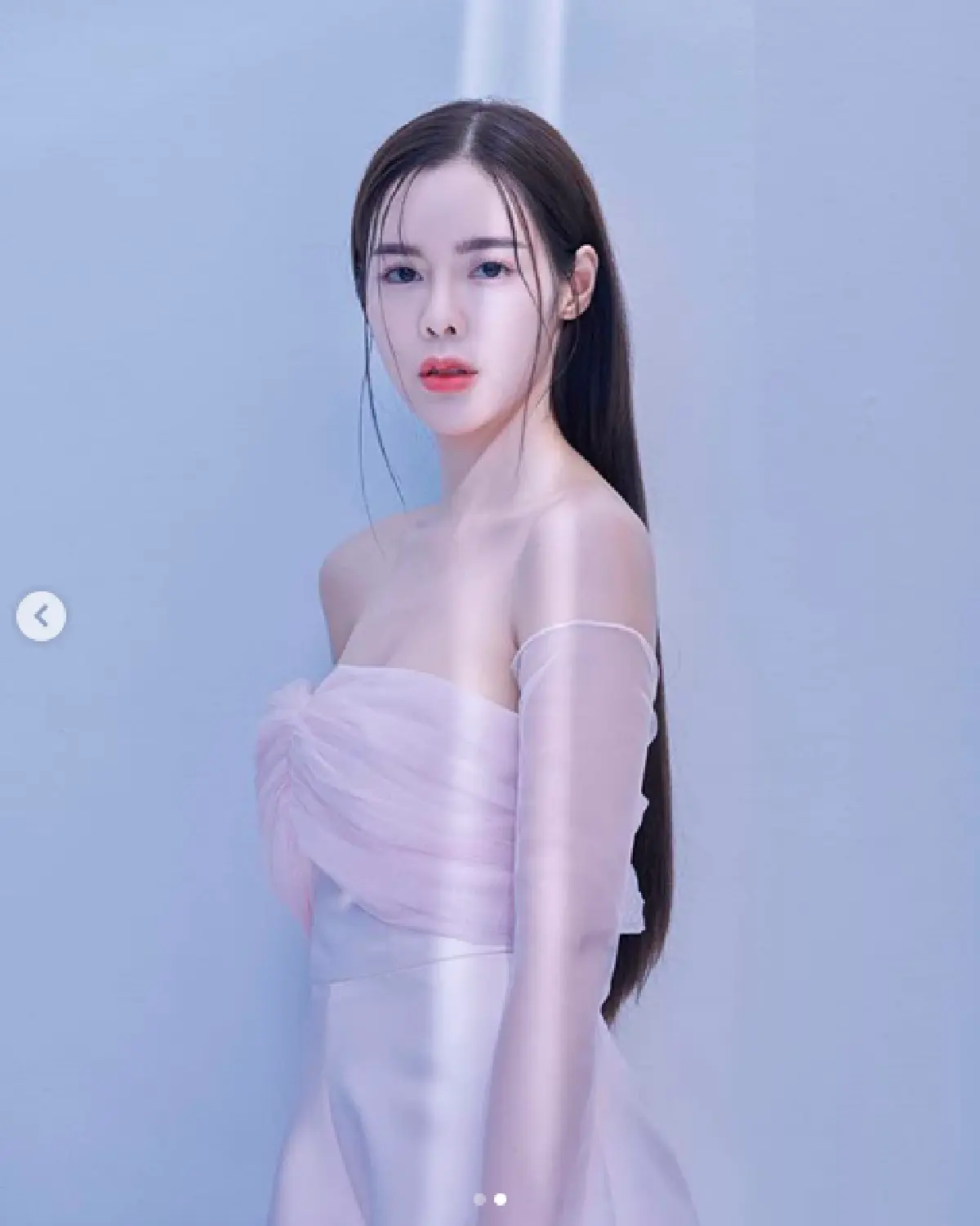 “ไอซ์ ปรีชญา” กับเมคอัพลุคแบบเบาๆ ที่สวยสง่ามาก ทำเอาแทบละสายตาไม่ไ่ด้