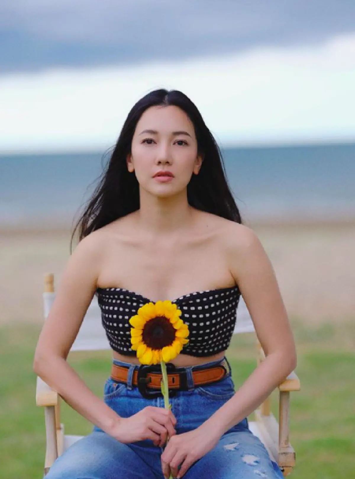 “นุ่น วรนุช” สวยสะกดทุกสายตาใส่ชุดราตรีนั่งถ่ายรูปริมโขดหิน ที่เกาะล้าน