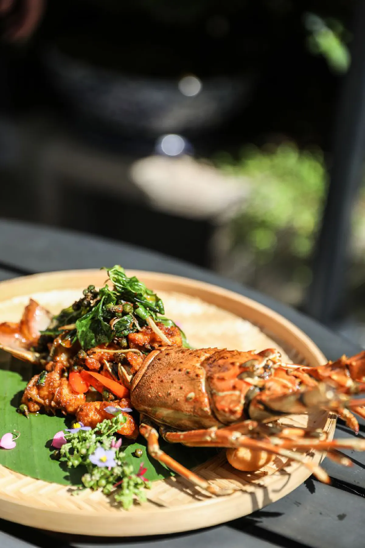 เนรมิตเมนูกุ้งมังกรผสานวัตถุดิบและสมุนไพรไทย