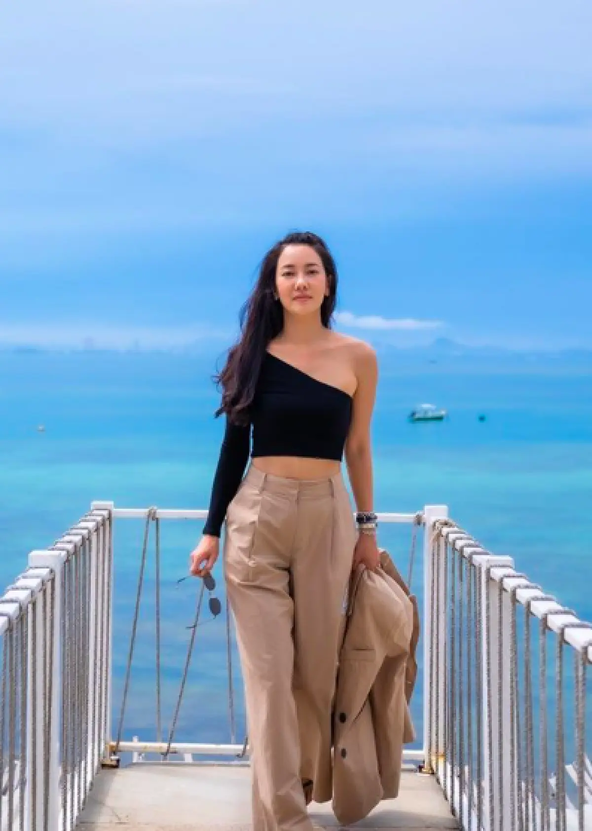 “นุ่น วรนุช” สวยสะกดทุกสายตาใส่ชุดราตรีนั่งถ่ายรูปริมโขดหิน ที่เกาะล้าน