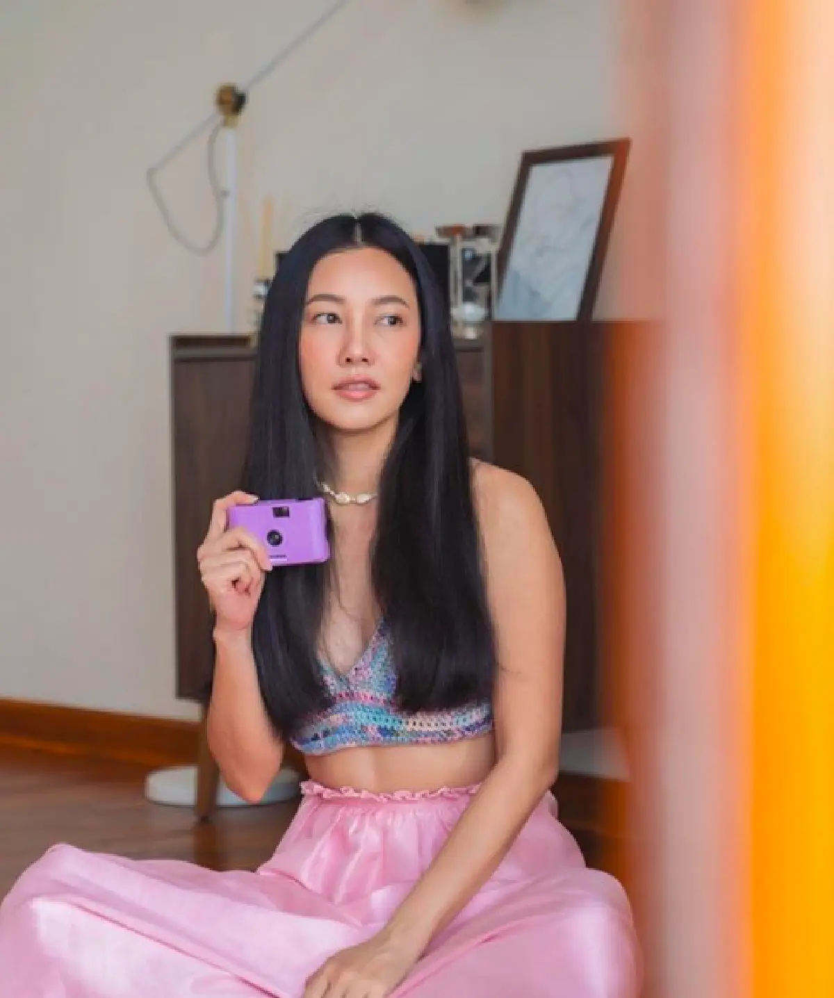 “นุ่น วรนุช” สวยสะกดทุกสายตาใส่ชุดราตรีนั่งถ่ายรูปริมโขดหิน ที่เกาะล้าน