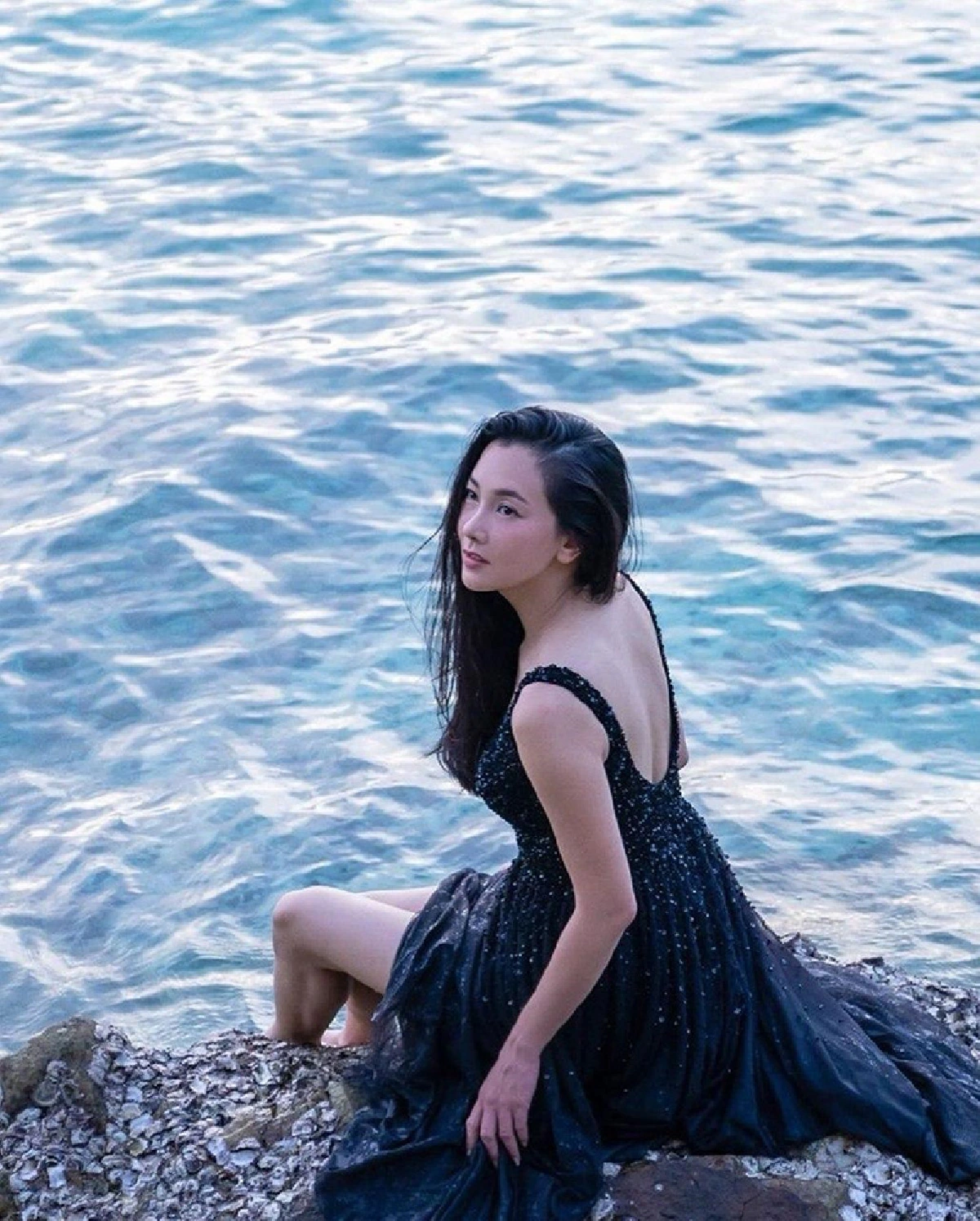 “นุ่น วรนุช” สวยสะกดทุกสายตาใส่ชุดราตรีนั่งถ่ายรูปริมโขดหิน ที่เกาะล้าน