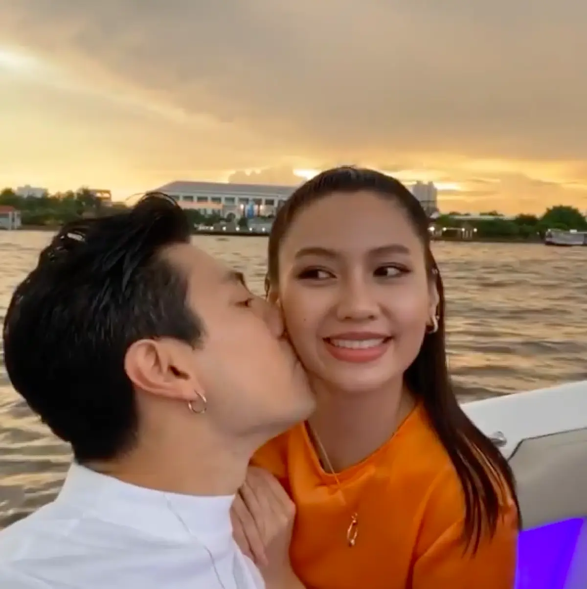 "โดม-เมทัล" ฉลองครบรอบแต่งงาน 1 ปี สุดโรแมนติก! พากันล่องเรือชมวิว-ดินเนอร์หวาน