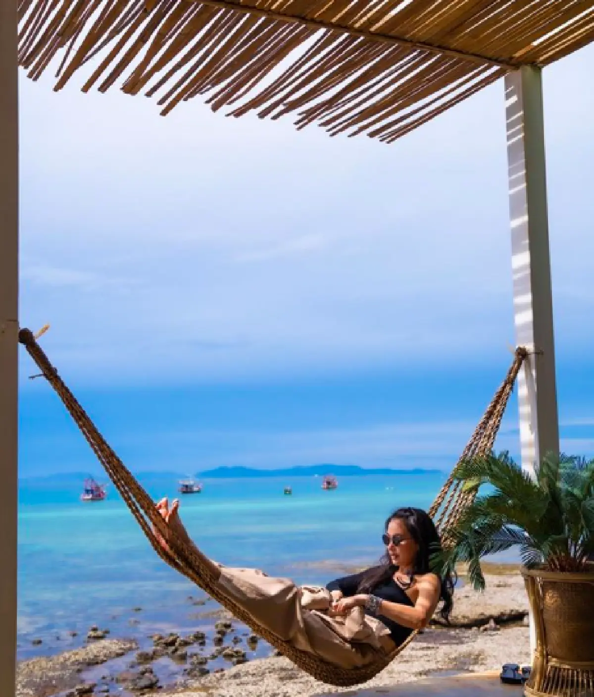 “นุ่น วรนุช” สวยสะกดทุกสายตาใส่ชุดราตรีนั่งถ่ายรูปริมโขดหิน ที่เกาะล้าน