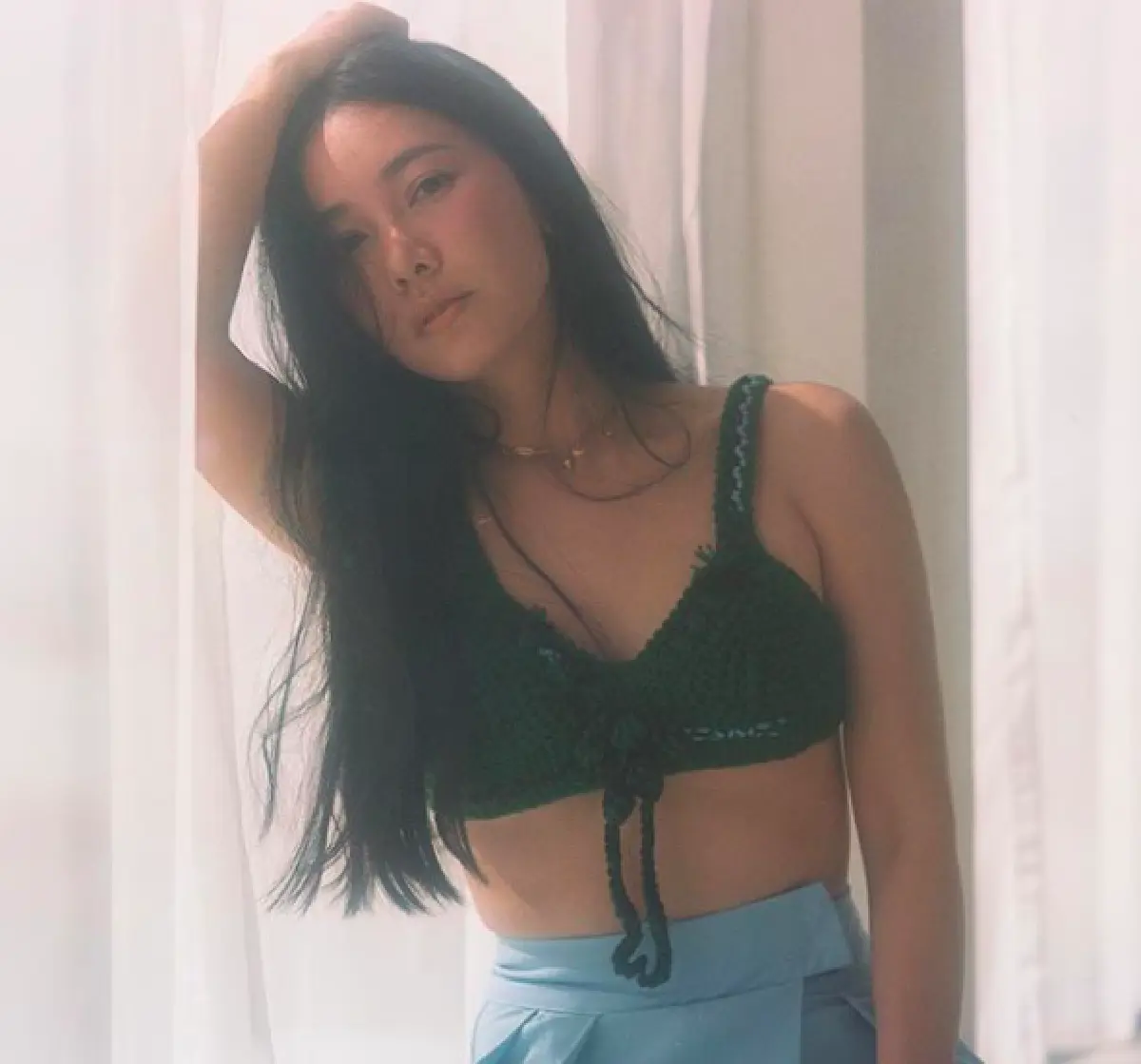 “นุ่น วรนุช” สวยสะกดทุกสายตาใส่ชุดราตรีนั่งถ่ายรูปริมโขดหิน ที่เกาะล้าน