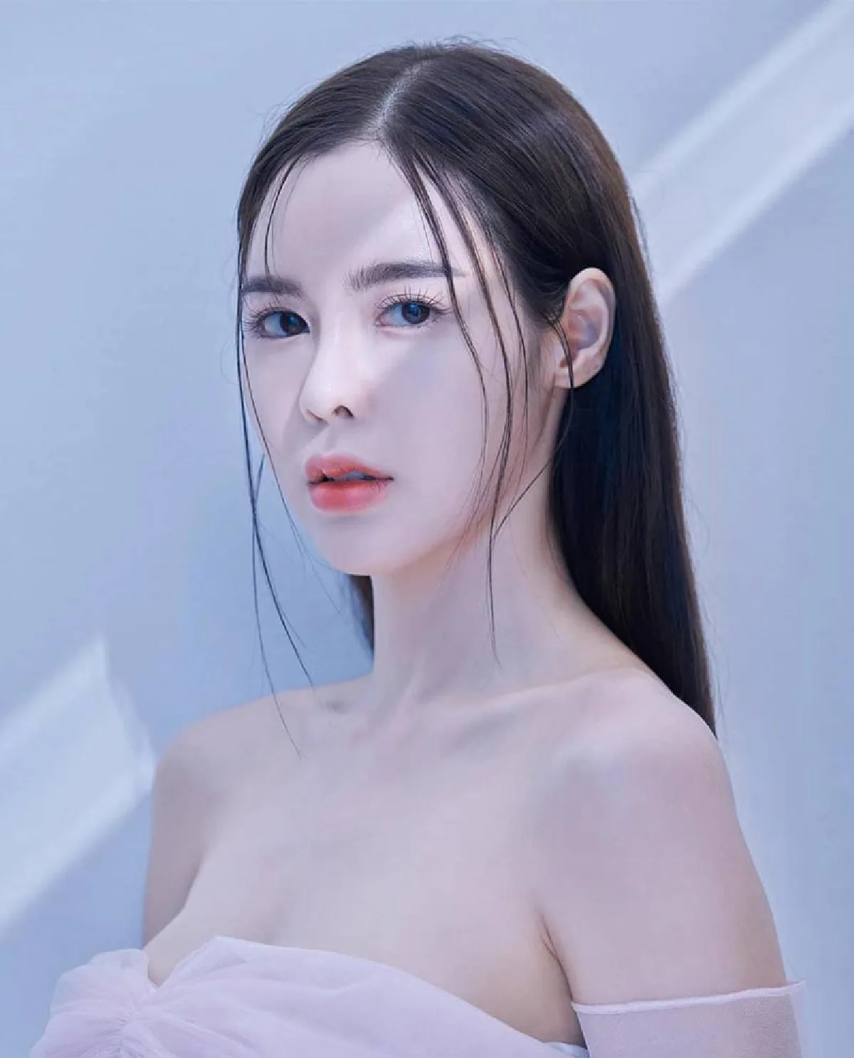 “ไอซ์ ปรีชญา” กับเมคอัพลุคแบบเบาๆ ที่สวยสง่ามาก ทำเอาแทบละสายตาไม่ไ่ด้