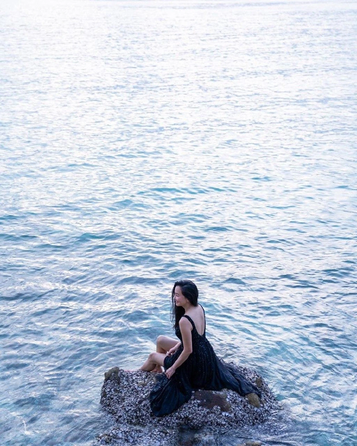 “นุ่น วรนุช” สวยสะกดทุกสายตาใส่ชุดราตรีนั่งถ่ายรูปริมโขดหิน ที่เกาะล้าน