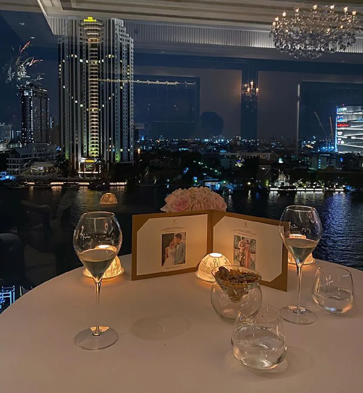 "โดม-เมทัล" ฉลองครบรอบแต่งงาน 1 ปี สุดโรแมนติก! พากันล่องเรือชมวิว-ดินเนอร์หวาน