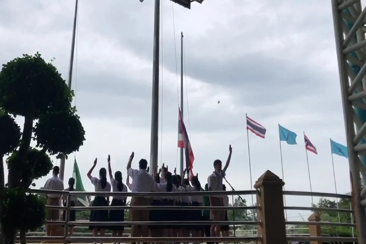 เปิดภาพนร.มัธยมเพชรบูรณ์หลายแห่งพร้อมใจชู 3 นิ้วต้านเผด็จการ