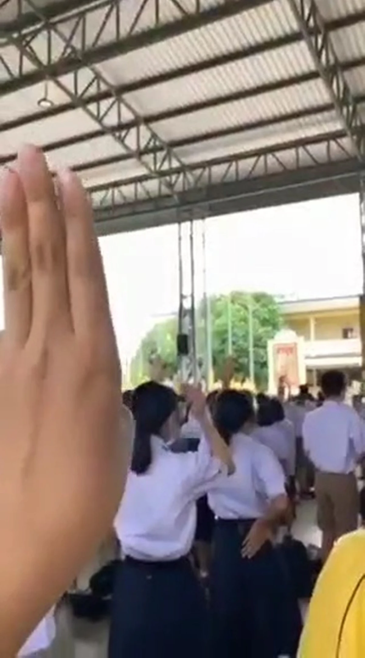 เปิดภาพนร.มัธยมเพชรบูรณ์หลายแห่งพร้อมใจชู 3 นิ้วต้านเผด็จการ