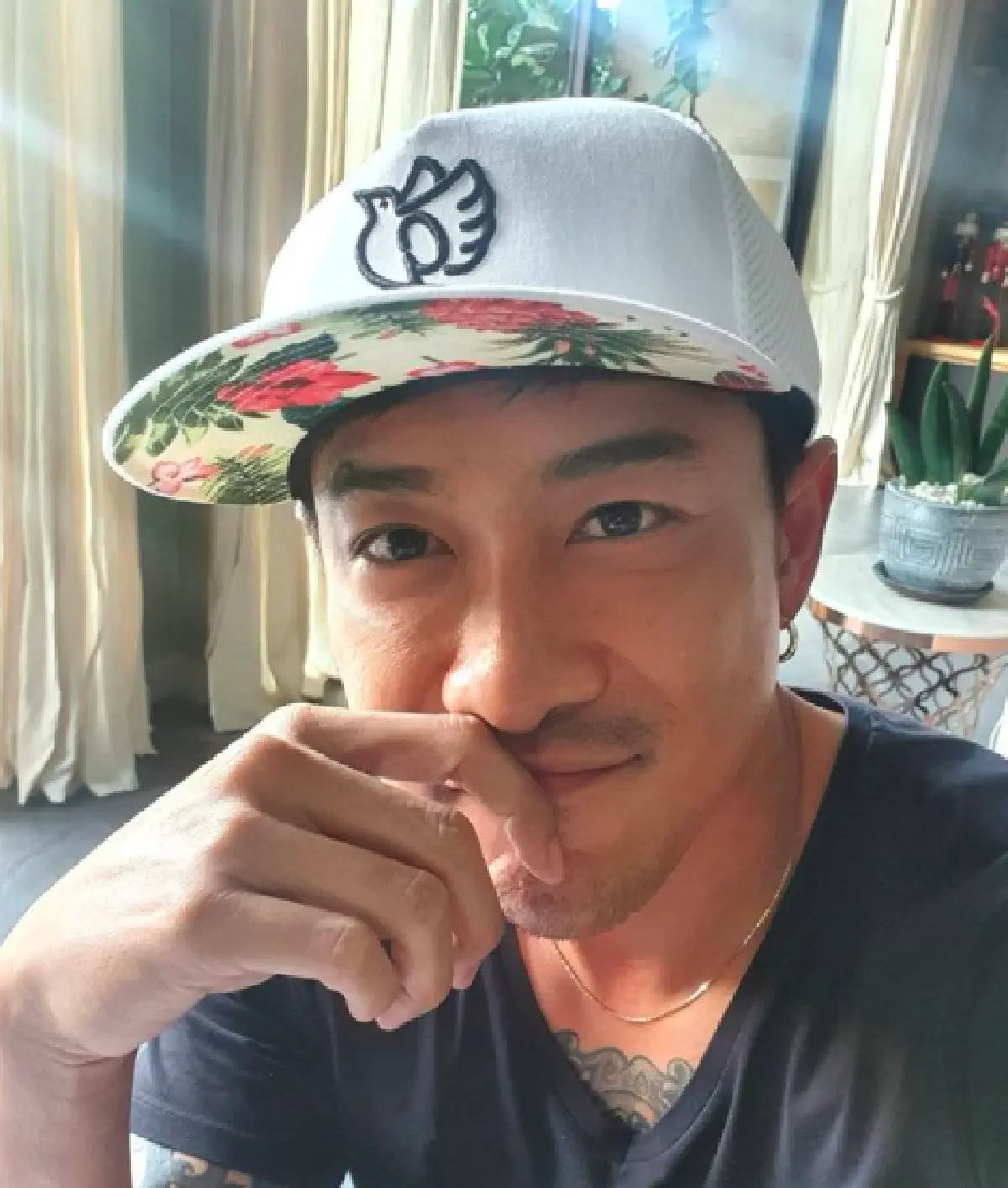 "บอย พิษณุ" ถึงกับทำตัวไม่ถูก เมื่อเพื่อนซี้ "ต้นหอม" ส่งของขวัญชิ้นหรูมาเซอร์ไพรส์ 