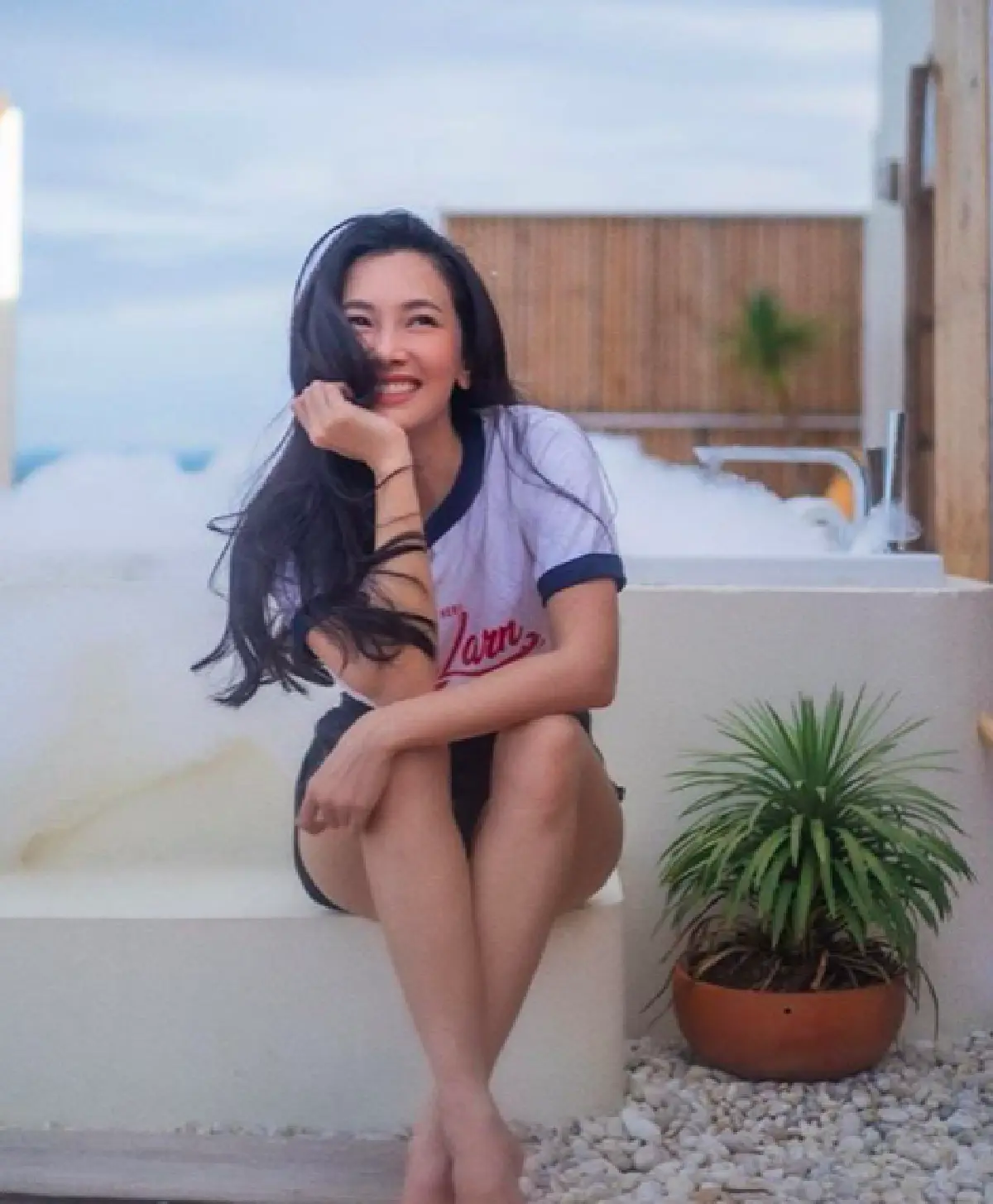 “นุ่น วรนุช” สวยสะกดทุกสายตาใส่ชุดราตรีนั่งถ่ายรูปริมโขดหิน ที่เกาะล้าน