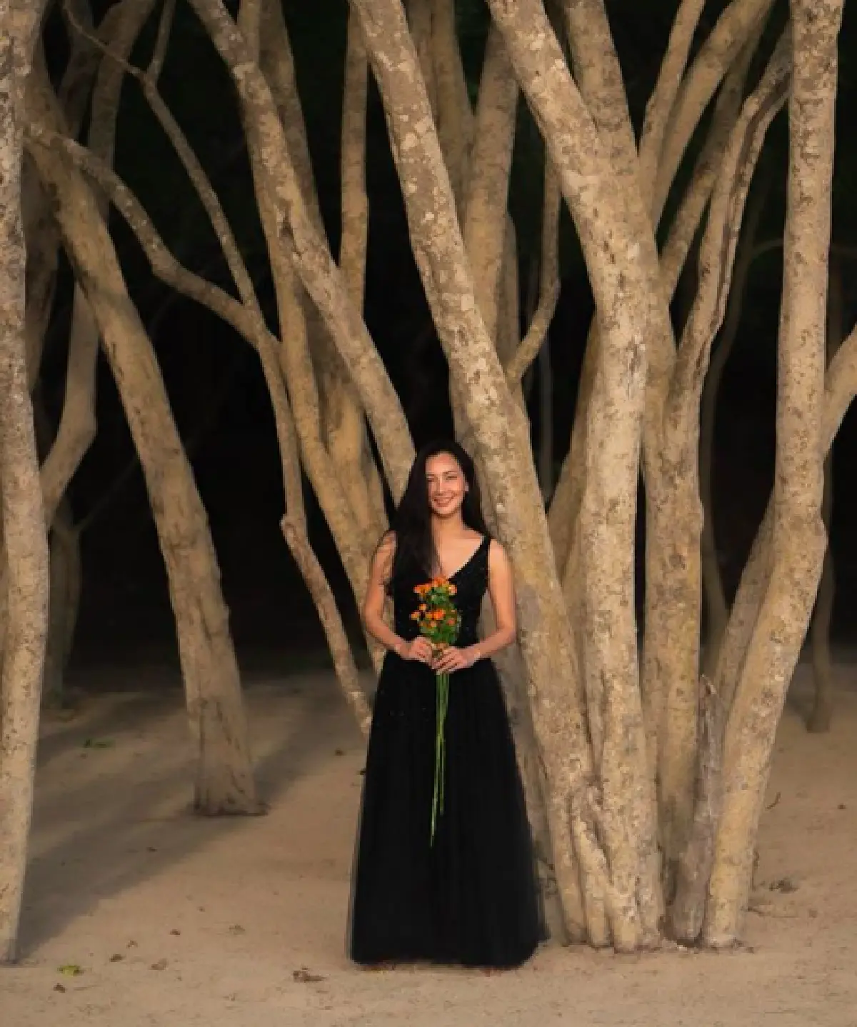 “นุ่น วรนุช” สวยสะกดทุกสายตาใส่ชุดราตรีนั่งถ่ายรูปริมโขดหิน ที่เกาะล้าน