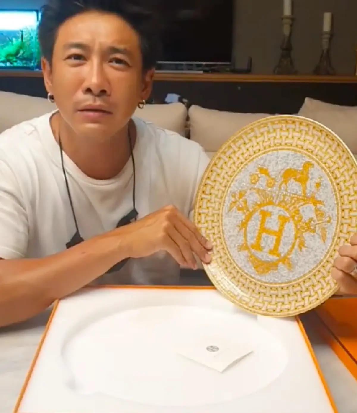 "บอย พิษณุ" ถึงกับทำตัวไม่ถูก เมื่อเพื่อนซี้ "ต้นหอม" ส่งของขวัญชิ้นหรูมาเซอร์ไพรส์ 