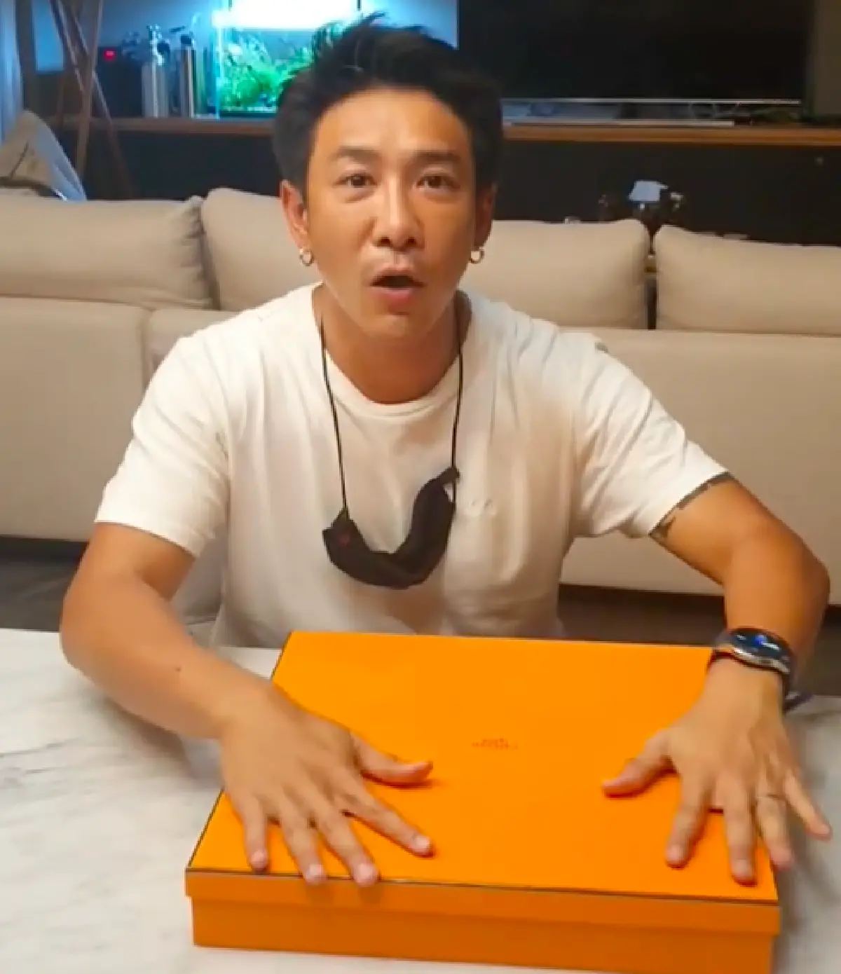 "บอย พิษณุ" ถึงกับทำตัวไม่ถูก เมื่อเพื่อนซี้ "ต้นหอม" ส่งของขวัญชิ้นหรูมาเซอร์ไพรส์ 