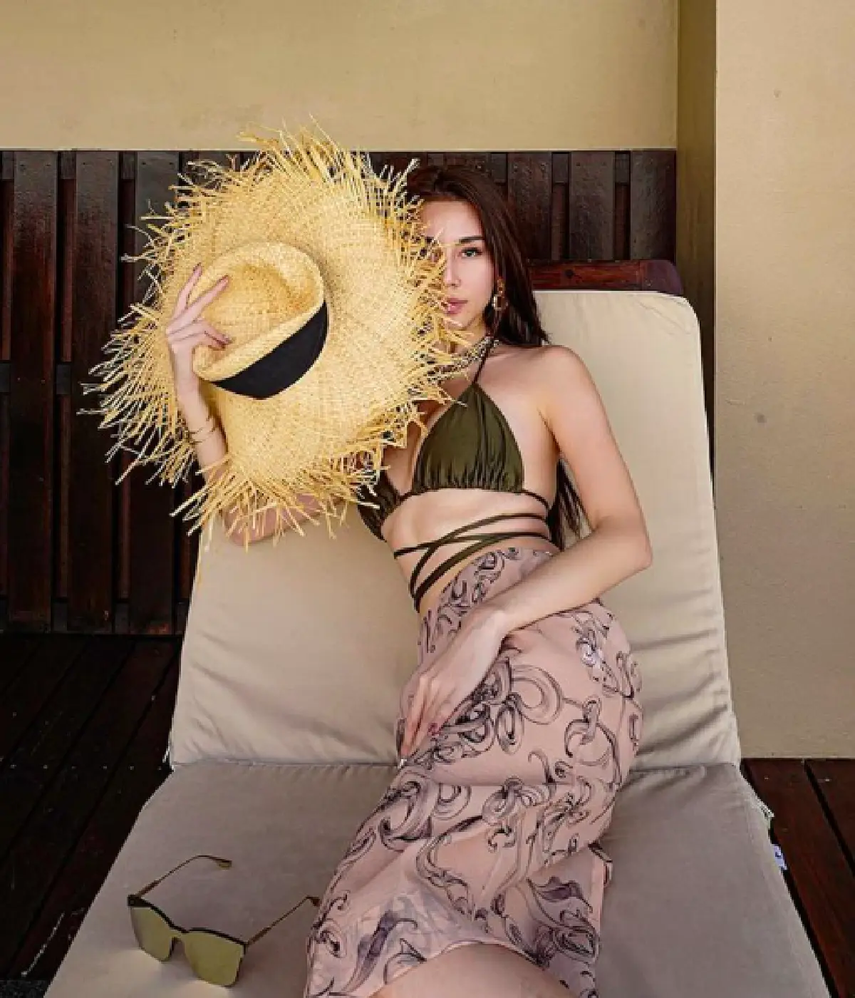 "ดาว พิมพ์ทอง" แซ่บขึ้นทุกวัน! อวดหุ่นเป๊ะสุดเซ็กซี่ในชุดบิกินี่สีดำเที่ยวทะเล