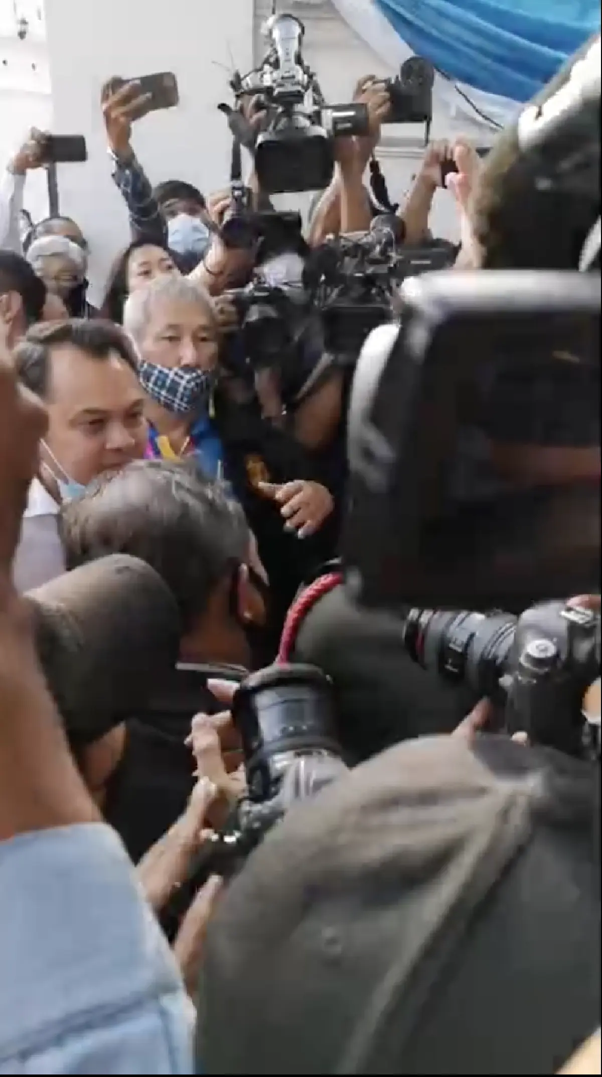 รมว.ศึกษาฯโผล่หน้ากระทรวง นร.เป่านกหวีดไล่ดังสนั่น