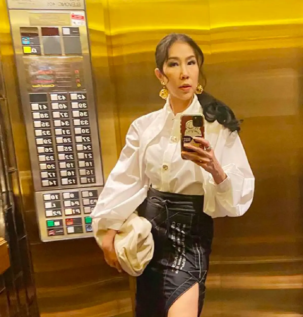 “เอิ๊ก พรหมพร” กับชุดเข้าครัวทำอาหารเช้าสุดวาบหวิว ซีทรูสีดำเบาๆ