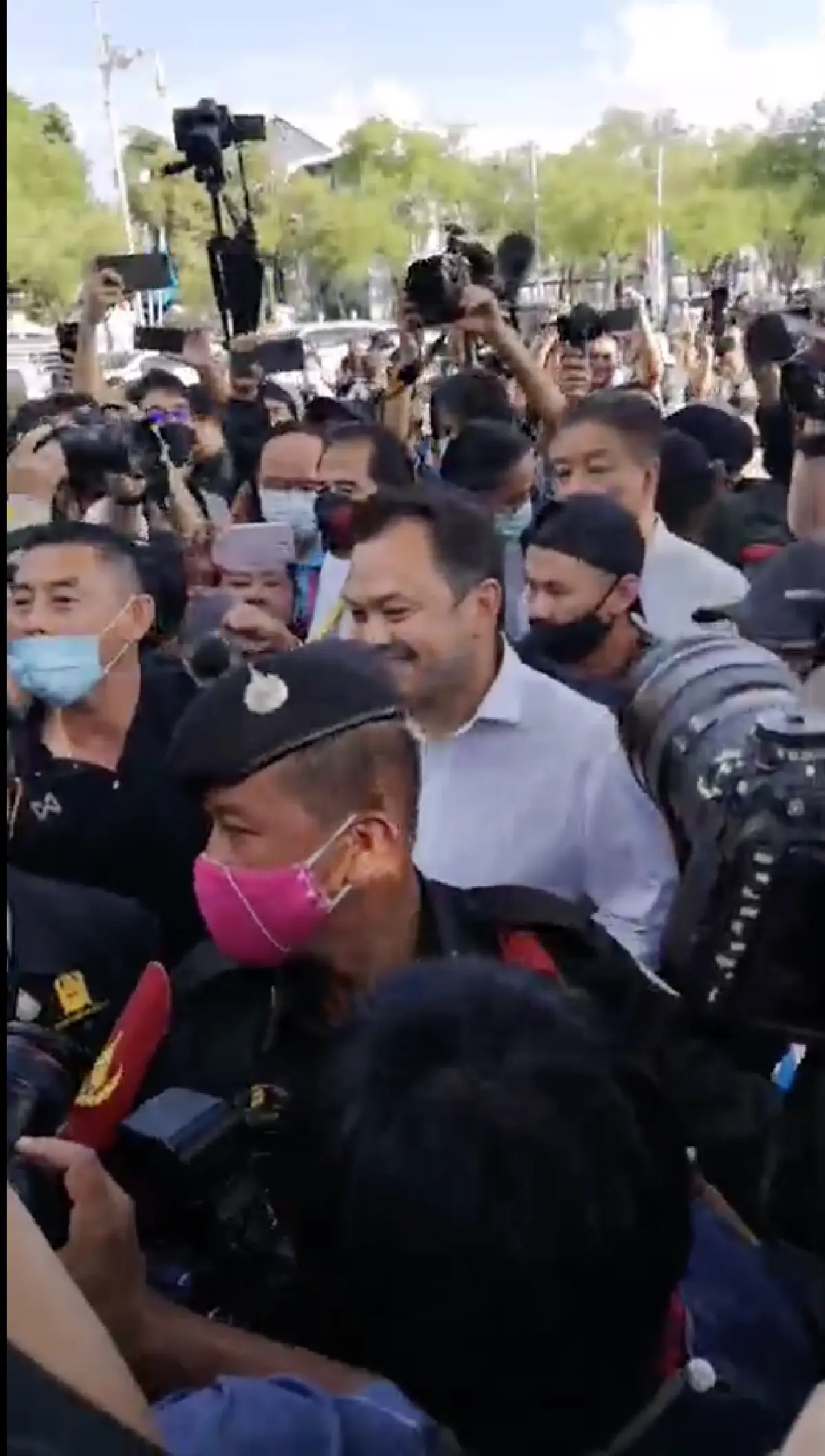 รมว.ศึกษาฯโผล่หน้ากระทรวง นร.เป่านกหวีดไล่ดังสนั่น