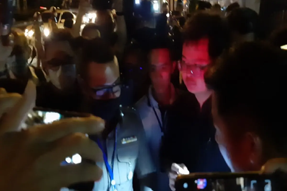 ซุ่มจับ"ทนายอานนท์"หน้ารั้วศาลอาญาหลังว่าความเสร็จ