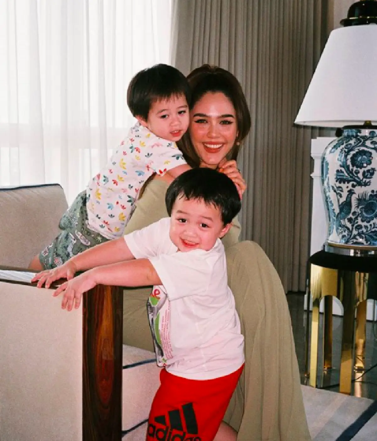 “ญาญ่า” ดีใจหนัก ได้เจอ “สายฟ้า-พายุ” ชมน้องๆ น่ารัก ทำเอาหลงแล้วหลงอีก