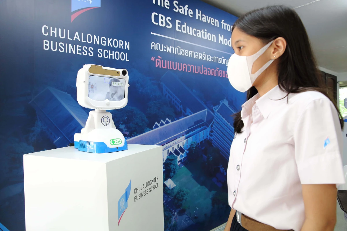 คณะบัญชี จุฬาฯใช้"บันชี่"หุ่นยนต์พ่นฆ่าเชื้อโควิด-19 ให้นศ.